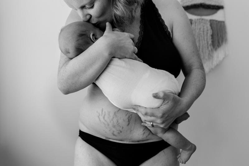 Moeder met baby na een keizersnede