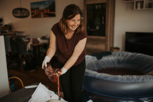 Vroedvrouw Margot met placenta in haar hand