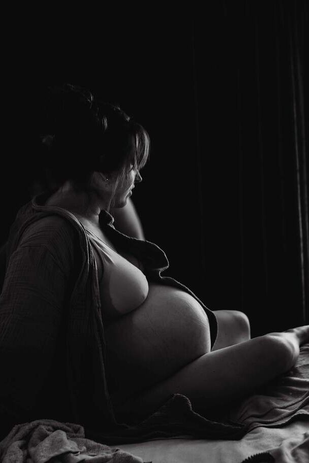 Doula Dorene
Barende op bed zwart wit